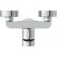 Brausearmatur von Ideal Standard in Chrom-Optik, mit zwei Anschlüssen und einem zentralen Auslauf. Geeignet für Montage zwischen 50-55 mm Abstand.